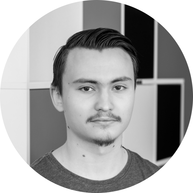 Lühikeste juuste ja väikese habemega inimese mustvalge portree geomeetrilise mustriga taustal.