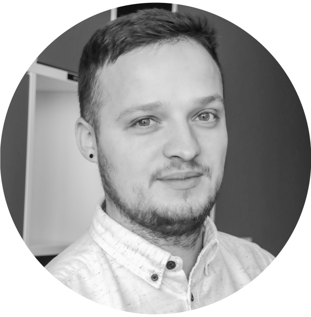 Mustvalge portree lühikeste juuste ja näokarvadega mehest, kes kannab kraega särki.